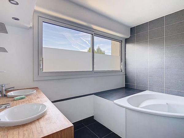 54220 Malzéville ? Appartement T5 traversant, très lumineux, balcons, cave, 2 parkings ? Petite copropriété au calme