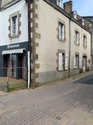 Plongez dans le charme intemporel de ce bâtiment spacieux situé dans un quartier serein. Idéal pour ceux recherchant un espace à personnaliser, ce bien présente un potentiel énorme grâce à ses 164 m² .

Ce bien comprend à l'heure actuelle 3 appartements et une cellule commerciale.

Ce bâtiment  offre une palette de possibilités en termes d'aménagement. Son style ancien confère une atmosphère unique, parfaite pour les amateurs d'authenticité et de tranquillité urbaine.

Des travaux de personnalisation sont à envisagés, il a le mérite d'être prêt à accueillir vos idées.

Tout en ne bénéficiant pas de services spécifiques sur place, le quartier alentour offre des commodités et des services essentiels pour une vie urbaine agréable. Un lieu propice pour transformer vos envies en une réalité inspirante.

Pour organiser une visite ou de plus amples informations, contactez le mandataire Thomas Hendry. Ne ratez pas cette opportunité !