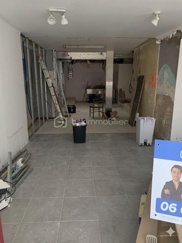 Plongez dans le charme intemporel de ce bâtiment spacieux situé dans un quartier serein. Idéal pour ceux recherchant un espace à personnaliser, ce bien présente un potentiel énorme grâce à ses 164 m² .

Ce bien comprend à l'heure actuelle 3 appartements et une cellule commerciale.

Ce bâtiment  offre une palette de possibilités en termes d'aménagement. Son style ancien confère une atmosphère unique, parfaite pour les amateurs d'authenticité et de tranquillité urbaine.

Des travaux de personnalisation sont à envisagés, il a le mérite d'être prêt à accueillir vos idées.

Tout en ne bénéficiant pas de services spécifiques sur place, le quartier alentour offre des commodités et des services essentiels pour une vie urbaine agréable. Un lieu propice pour transformer vos envies en une réalité inspirante.

Pour organiser une visite ou de plus amples informations, contactez le mandataire Thomas Hendry. Ne ratez pas cette opportunité !
