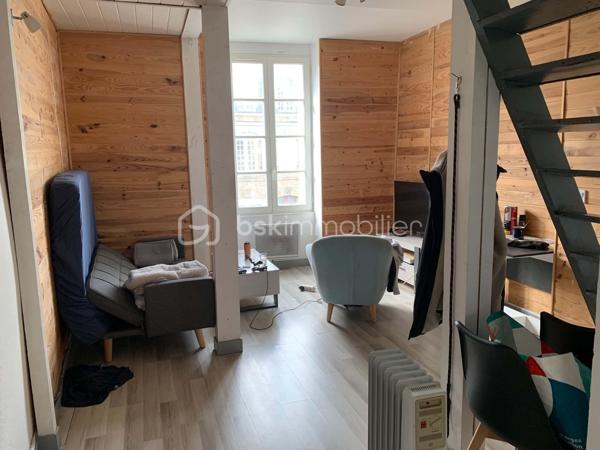 Plongez dans le charme intemporel de ce bâtiment spacieux situé dans un quartier serein. Idéal pour ceux recherchant un espace à personnaliser, ce bien présente un potentiel énorme grâce à ses 164 m² .

Ce bien comprend à l'heure actuelle 3 appartements et une cellule commerciale.

Ce bâtiment  offre une palette de possibilités en termes d'aménagement. Son style ancien confère une atmosphère unique, parfaite pour les amateurs d'authenticité et de tranquillité urbaine.

Des travaux de personnalisation sont à envisagés, il a le mérite d'être prêt à accueillir vos idées.

Tout en ne bénéficiant pas de services spécifiques sur place, le quartier alentour offre des commodités et des services essentiels pour une vie urbaine agréable. Un lieu propice pour transformer vos envies en une réalité inspirante.

Pour organiser une visite ou de plus amples informations, contactez le mandataire Thomas Hendry. Ne ratez pas cette opportunité !