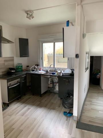 Plongez dans le charme intemporel de ce bâtiment spacieux situé dans un quartier serein. Idéal pour ceux recherchant un espace à personnaliser, ce bien présente un potentiel énorme grâce à ses 164 m² .

Ce bien comprend à l'heure actuelle 3 appartements et une cellule commerciale.

Ce bâtiment  offre une palette de possibilités en termes d'aménagement. Son style ancien confère une atmosphère unique, parfaite pour les amateurs d'authenticité et de tranquillité urbaine.

Des travaux de personnalisation sont à envisagés, il a le mérite d'être prêt à accueillir vos idées.

Tout en ne bénéficiant pas de services spécifiques sur place, le quartier alentour offre des commodités et des services essentiels pour une vie urbaine agréable. Un lieu propice pour transformer vos envies en une réalité inspirante.

Pour organiser une visite ou de plus amples informations, contactez le mandataire Thomas Hendry. Ne ratez pas cette opportunité !