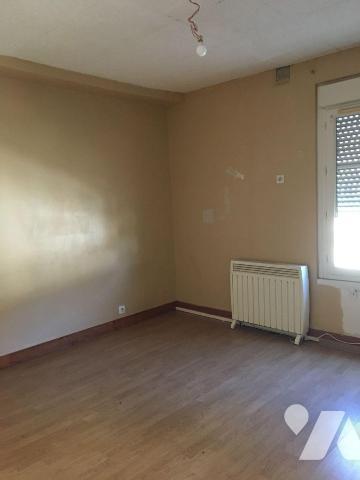 Maison de ville, en pierre de tuffeau, proche du Château
surface 84m²
rdc : cuisine, séjour, ...