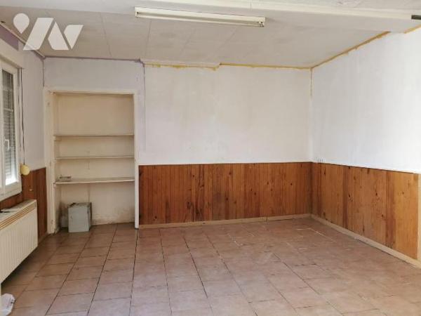 Maison de ville, en pierre de tuffeau, proche du Château
surface 84m²
rdc : cuisine, séjour, ...