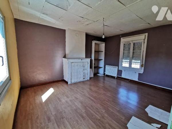 Maison de ville, en pierre de tuffeau, proche du Château
surface 84m²
rdc : cuisine, séjour, ...