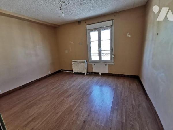 Maison de ville, en pierre de tuffeau, proche du Château
surface 84m²
rdc : cuisine, séjour, ...