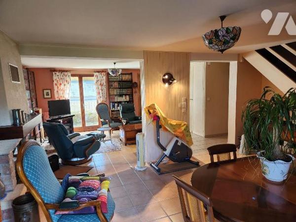  La Flèche, pavillon de 4 chambres

-Salon-salle à manger avec cheminée-insert, wc, couloir, ...