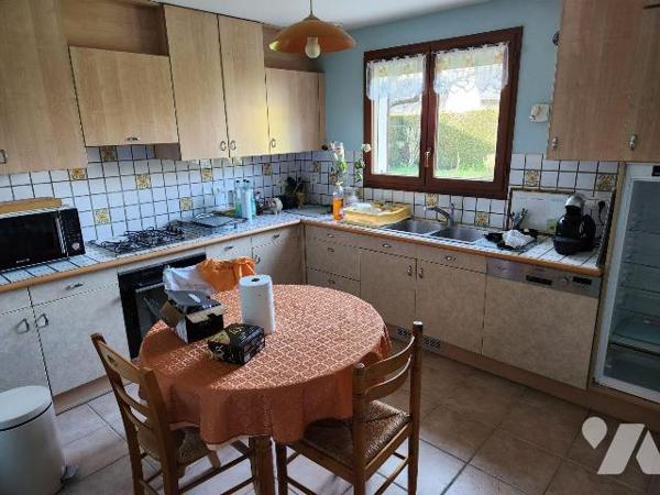  La Flèche, pavillon de 4 chambres

-Salon-salle à manger avec cheminée-insert, wc, couloir, ...