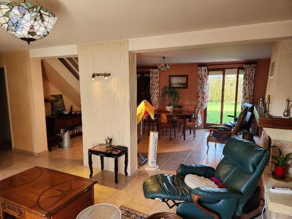  La Flèche, pavillon de 4 chambres

-Salon-salle à manger avec cheminée-insert, wc, couloir, ...