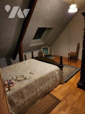  La Flèche, pavillon de 4 chambres

-Salon-salle à manger avec cheminée-insert, wc, couloir, ...