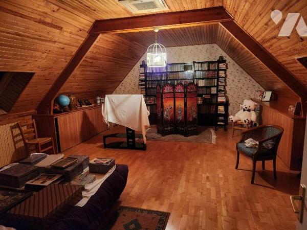  La Flèche, pavillon de 4 chambres

-Salon-salle à manger avec cheminée-insert, wc, couloir, ...