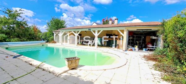 Propriété 4 chambres possibilité 5 avec piscine chauffée et espace patio.