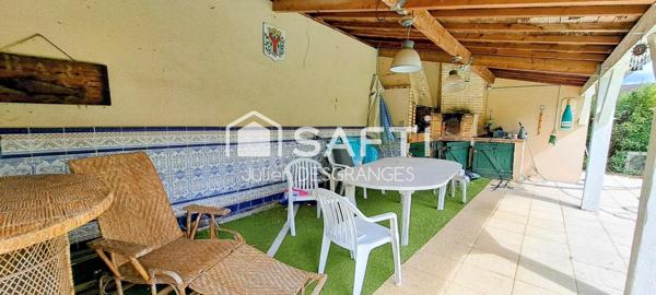 Propriété 4 chambres possibilité 5 avec piscine chauffée et espace patio.