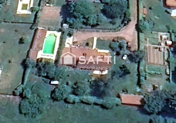 Propriété 4 chambres possibilité 5 avec piscine chauffée et espace patio.