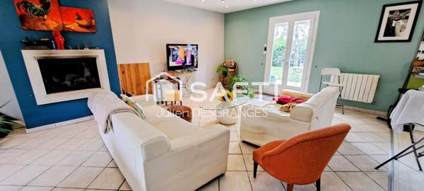 Propriété 4 chambres possibilité 5 avec piscine chauffée et espace patio.