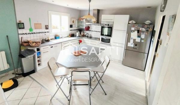 Propriété 4 chambres possibilité 5 avec piscine chauffée et espace patio.