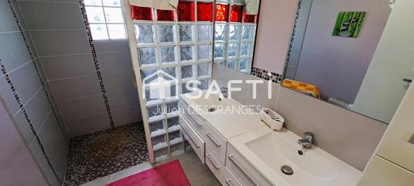 Propriété 4 chambres possibilité 5 avec piscine chauffée et espace patio.