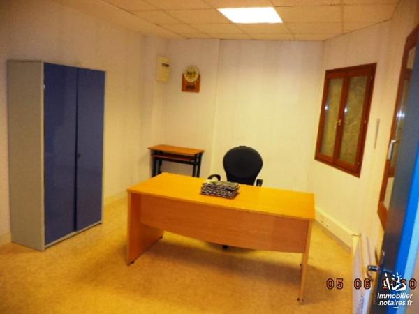 Bâtiment d'environ 400m² avec bureau