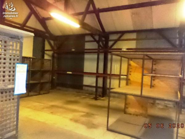 Bâtiment d'environ 400m² avec bureau