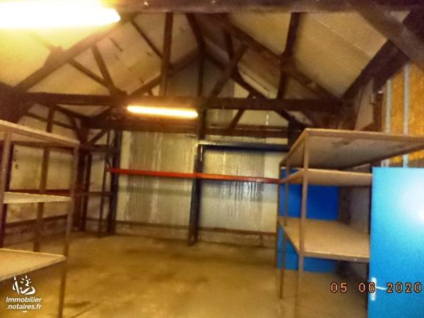 Bâtiment d'environ 400m² avec bureau