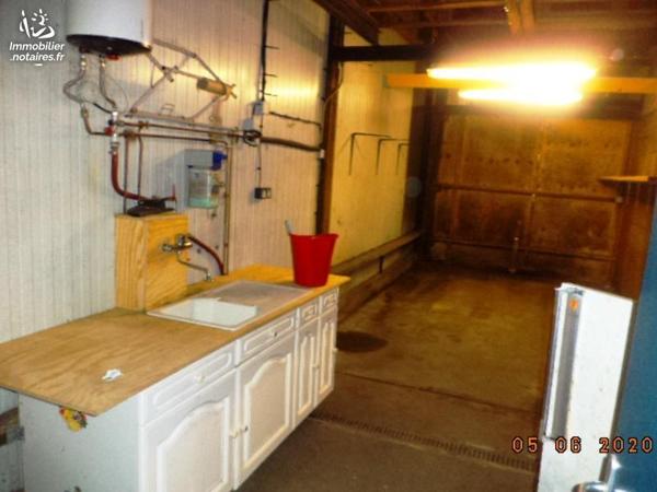 Bâtiment d'environ 400m² avec bureau