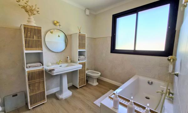 LA ROCHELLE – Élégante maison familiale rénovée à proximité du centre-ville