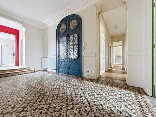 Cachet pour ce T6 ancien rénové 157 m2 stationnement privatif -