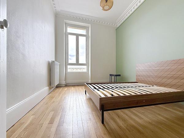 Cachet pour ce T6 ancien rénové 157 m2 stationnement privatif -