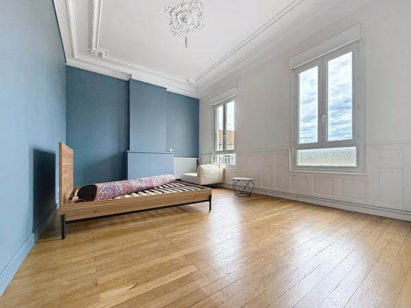 Cachet pour ce T6 ancien rénové 157 m2 stationnement privatif -