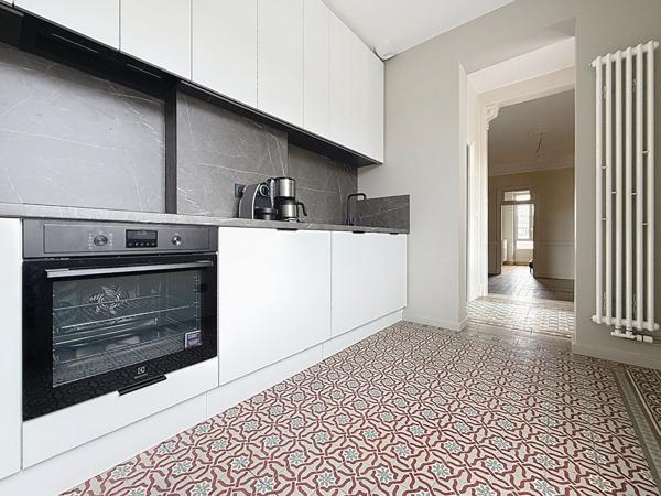 Cachet pour ce T6 ancien rénové 157 m2 stationnement privatif -