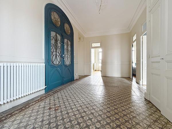 Cachet pour ce T6 ancien rénové 157 m2 stationnement privatif -