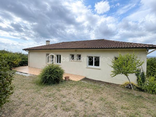 OPPORTUNITÉ À SAISIR

Pour une visite sans déception, les volumes et le bien sont 100 % réels ! L'IA n'a ponctuellement servi qu'à enlever quelques affaires personnelles ou du mobilier.

Chloé Cortes et Xavier Toulza, vos conseillers en immobilier de votre secteur, vous présentent EN EXCLUSIVITÉ cette maison située sur la commune de Castelnau-d’Estrétefonds, à 6 minutes du pole Eurocentre / autoroute A 62 et à 15 minutes du périphérique de Toulouse.
D’une superficie de 116,89 m² (loi Carrez), cette maison sans vis-à-vis construite en 1970 sur sous-sol offre un fort potentiel de revalorisation.
Audit énergétique déjà réalisé : logement éligible au "Parcours Accompagné" MaPrimeRénov' (notamment pour le financement de l'isolation thermique par l’extérieur ITE) ainsi qu'à l'Éco-PTZ à taux zéro.

Des TRAVAUX sont à prévoir, avec des devis déjà réalisés permettant de maitriser votre budget et de vous projeter sereinement dans votre projet.

Elle se compose actuellement d’un hall d’entrée, d’un séjour lumineux avec double exposition, d’une cuisine équipée récente, de 4 chambres, un bureau, une salle de bain et des WC séparés.
A l’extérieur, une vaste terrasse se développe sur 3 côtés de la maison offrant plusieurs espaces pour profiter des extérieurs au fil de la journée.
L’ensemble est implanté sur un terrain arboré de près de 2 000 m².

Le sous-sol constitue un véritable atout : il comprend notamment un garage permettant de stationner 2 véhicules ainsi qu’un atelier de plus de 30 m², idéal pour le bricolage, le stockage ou différents projet d’aménagement.
PHOTOS supplémentaires disponibles sur demande.

Pour plus d'informations, n’hésitez pas à contacter Xavier Toulza par téléphone ou par mail.
Visite possible en ANGLAIS / English spoken.