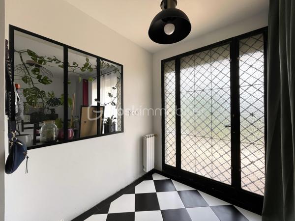 OPPORTUNITÉ À SAISIR

Pour une visite sans déception, les volumes et le bien sont 100 % réels ! L'IA n'a ponctuellement servi qu'à enlever quelques affaires personnelles ou du mobilier.

Chloé Cortes et Xavier Toulza, vos conseillers en immobilier de votre secteur, vous présentent EN EXCLUSIVITÉ cette maison située sur la commune de Castelnau-d’Estrétefonds, à 6 minutes du pole Eurocentre / autoroute A 62 et à 15 minutes du périphérique de Toulouse.
D’une superficie de 116,89 m² (loi Carrez), cette maison sans vis-à-vis construite en 1970 sur sous-sol offre un fort potentiel de revalorisation.
Audit énergétique déjà réalisé : logement éligible au "Parcours Accompagné" MaPrimeRénov' (notamment pour le financement de l'isolation thermique par l’extérieur ITE) ainsi qu'à l'Éco-PTZ à taux zéro.

Des TRAVAUX sont à prévoir, avec des devis déjà réalisés permettant de maitriser votre budget et de vous projeter sereinement dans votre projet.

Elle se compose actuellement d’un hall d’entrée, d’un séjour lumineux avec double exposition, d’une cuisine équipée récente, de 4 chambres, un bureau, une salle de bain et des WC séparés.
A l’extérieur, une vaste terrasse se développe sur 3 côtés de la maison offrant plusieurs espaces pour profiter des extérieurs au fil de la journée.
L’ensemble est implanté sur un terrain arboré de près de 2 000 m².

Le sous-sol constitue un véritable atout : il comprend notamment un garage permettant de stationner 2 véhicules ainsi qu’un atelier de plus de 30 m², idéal pour le bricolage, le stockage ou différents projet d’aménagement.
PHOTOS supplémentaires disponibles sur demande.

Pour plus d'informations, n’hésitez pas à contacter Xavier Toulza par téléphone ou par mail.
Visite possible en ANGLAIS / English spoken.