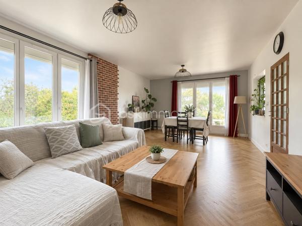OPPORTUNITÉ À SAISIR

Pour une visite sans déception, les volumes et le bien sont 100 % réels ! L'IA n'a ponctuellement servi qu'à enlever quelques affaires personnelles ou du mobilier.

Chloé Cortes et Xavier Toulza, vos conseillers en immobilier de votre secteur, vous présentent EN EXCLUSIVITÉ cette maison située sur la commune de Castelnau-d’Estrétefonds, à 6 minutes du pole Eurocentre / autoroute A 62 et à 15 minutes du périphérique de Toulouse.
D’une superficie de 116,89 m² (loi Carrez), cette maison sans vis-à-vis construite en 1970 sur sous-sol offre un fort potentiel de revalorisation.
Audit énergétique déjà réalisé : logement éligible au "Parcours Accompagné" MaPrimeRénov' (notamment pour le financement de l'isolation thermique par l’extérieur ITE) ainsi qu'à l'Éco-PTZ à taux zéro.

Des TRAVAUX sont à prévoir, avec des devis déjà réalisés permettant de maitriser votre budget et de vous projeter sereinement dans votre projet.

Elle se compose actuellement d’un hall d’entrée, d’un séjour lumineux avec double exposition, d’une cuisine équipée récente, de 4 chambres, un bureau, une salle de bain et des WC séparés.
A l’extérieur, une vaste terrasse se développe sur 3 côtés de la maison offrant plusieurs espaces pour profiter des extérieurs au fil de la journée.
L’ensemble est implanté sur un terrain arboré de près de 2 000 m².

Le sous-sol constitue un véritable atout : il comprend notamment un garage permettant de stationner 2 véhicules ainsi qu’un atelier de plus de 30 m², idéal pour le bricolage, le stockage ou différents projet d’aménagement.
PHOTOS supplémentaires disponibles sur demande.

Pour plus d'informations, n’hésitez pas à contacter Xavier Toulza par téléphone ou par mail.
Visite possible en ANGLAIS / English spoken.