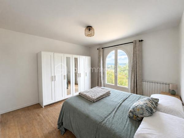 OPPORTUNITÉ À SAISIR

Pour une visite sans déception, les volumes et le bien sont 100 % réels ! L'IA n'a ponctuellement servi qu'à enlever quelques affaires personnelles ou du mobilier.

Chloé Cortes et Xavier Toulza, vos conseillers en immobilier de votre secteur, vous présentent EN EXCLUSIVITÉ cette maison située sur la commune de Castelnau-d’Estrétefonds, à 6 minutes du pole Eurocentre / autoroute A 62 et à 15 minutes du périphérique de Toulouse.
D’une superficie de 116,89 m² (loi Carrez), cette maison sans vis-à-vis construite en 1970 sur sous-sol offre un fort potentiel de revalorisation.
Audit énergétique déjà réalisé : logement éligible au "Parcours Accompagné" MaPrimeRénov' (notamment pour le financement de l'isolation thermique par l’extérieur ITE) ainsi qu'à l'Éco-PTZ à taux zéro.

Des TRAVAUX sont à prévoir, avec des devis déjà réalisés permettant de maitriser votre budget et de vous projeter sereinement dans votre projet.

Elle se compose actuellement d’un hall d’entrée, d’un séjour lumineux avec double exposition, d’une cuisine équipée récente, de 4 chambres, un bureau, une salle de bain et des WC séparés.
A l’extérieur, une vaste terrasse se développe sur 3 côtés de la maison offrant plusieurs espaces pour profiter des extérieurs au fil de la journée.
L’ensemble est implanté sur un terrain arboré de près de 2 000 m².

Le sous-sol constitue un véritable atout : il comprend notamment un garage permettant de stationner 2 véhicules ainsi qu’un atelier de plus de 30 m², idéal pour le bricolage, le stockage ou différents projet d’aménagement.
PHOTOS supplémentaires disponibles sur demande.

Pour plus d'informations, n’hésitez pas à contacter Xavier Toulza par téléphone ou par mail.
Visite possible en ANGLAIS / English spoken.