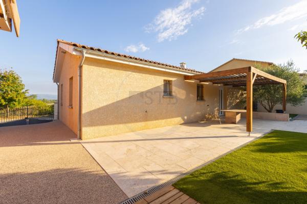 Plain-pied rénové de 75m2 environ sur 460m2