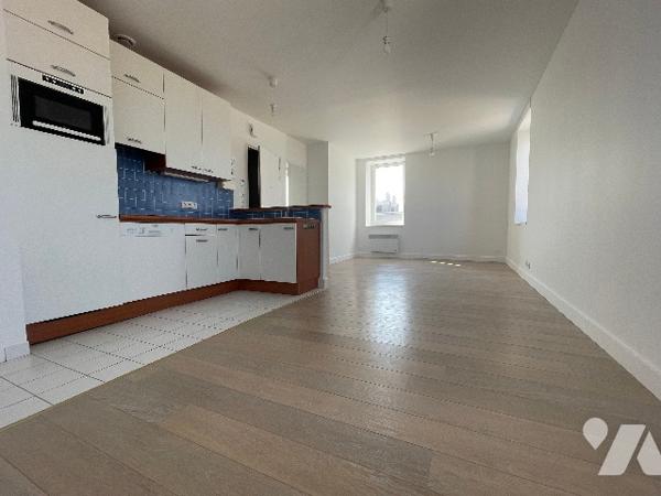 t3  VUE MER EN DERNIER ÉTAGE QUARTIER ROCHEBONNE AVEC UN GRAND CELLIER