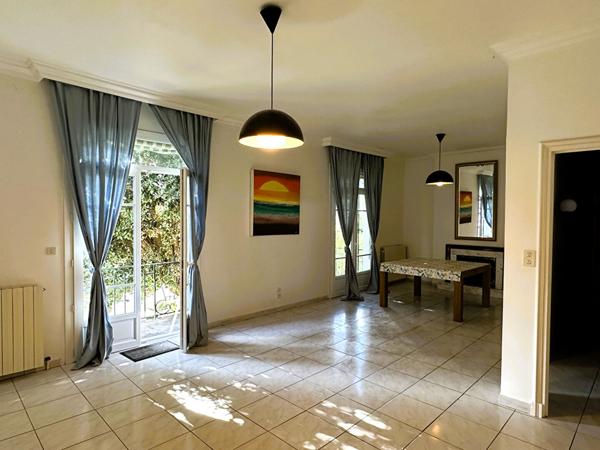 Maison 3 faces de 142 m² sur 368 m² avec jardin, garage et balcon filant