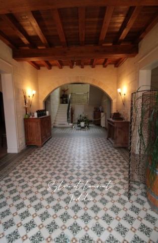 MAISON DE MAITRE RENOVEE ET OUTIL PROFESSIONNEL CLE EN MAIN SUR PLUS DE 10 HECTARES