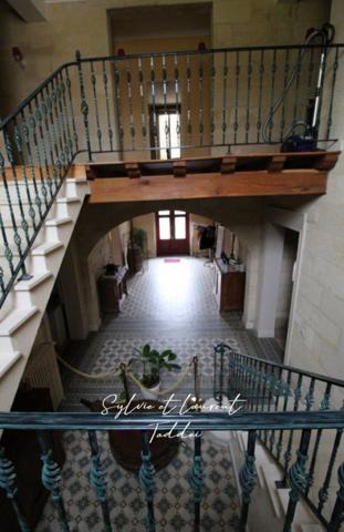 MAISON DE MAITRE RENOVEE ET OUTIL PROFESSIONNEL CLE EN MAIN SUR PLUS DE 10 HECTARES