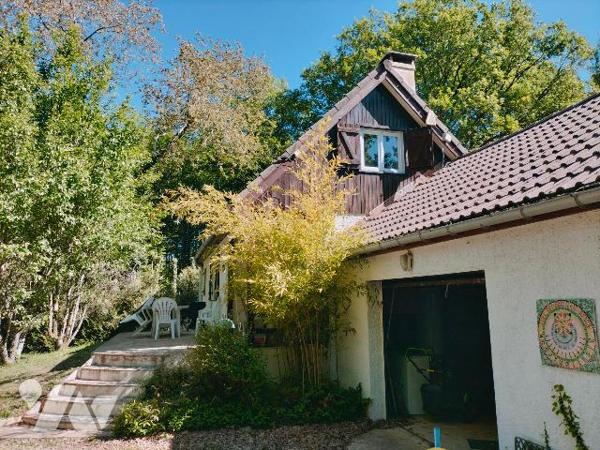 L'étude vous propose cette maison pleine de charme située au calme dans un écrin de verdure