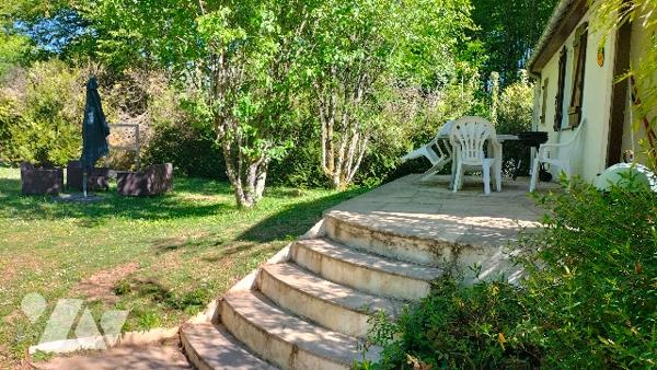 L'étude vous propose cette maison pleine de charme située au calme dans un écrin de verdure
