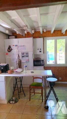 L'étude vous propose cette maison pleine de charme située au calme dans un écrin de verdure