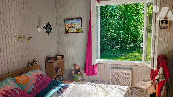 L'étude vous propose cette maison pleine de charme située au calme dans un écrin de verdure