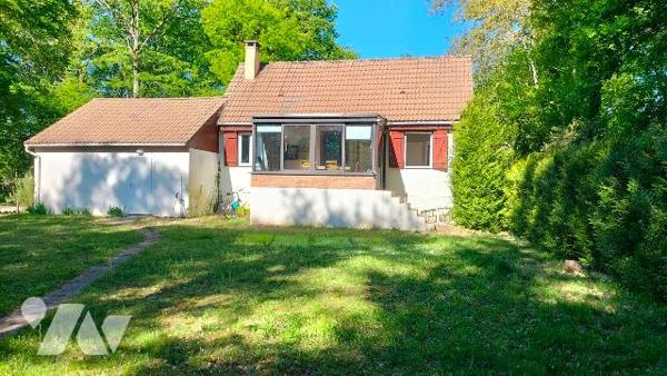 L'étude vous propose cette maison pleine de charme située au calme dans un écrin de verdure