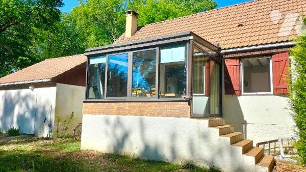 L'étude vous propose cette maison pleine de charme située au calme dans un écrin de verdure