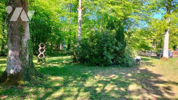 L'étude vous propose cette maison pleine de charme située au calme dans un écrin de verdure