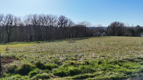 Terrain constructible de 2713 m2 à Dégagnac