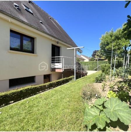 Vous recherchez un bien de qualité et volume généreux? Cette propriété saura vous séduire.
Elle offre une belle pièce de vie avec cheminée, cuisine aménagée/équipée lumineuse,  5 chambres, une lingerie, une belle véranda, une salle d'eau, une salle de bain, un grenier aménageable offrant un espace de rangement.
Le garage est entièrement carrelé avec porte motorisé pouvant accueillir deux véhicules.
Très bonne isolation ainsi que ses menuiserie en double vitrage.

Edifiée, sur un terrain agréable, cette maison bénéficie d'un accès PMR.
Toiture récente restaurée en très bien entretenue comme la totalité du bien.

Les prestations sont de qualité, finitions soignées, aucun travaux à prévoir mis à part du rafraîchissement.

A découvrir très rapidement!