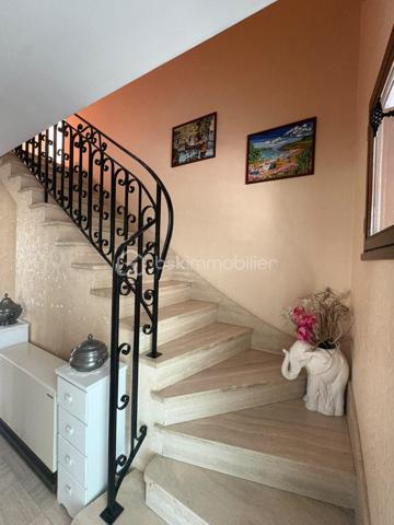 Vous recherchez un bien de qualité et volume généreux? Cette propriété saura vous séduire.
Elle offre une belle pièce de vie avec cheminée, cuisine aménagée/équipée lumineuse,  5 chambres, une lingerie, une belle véranda, une salle d'eau, une salle de bain, un grenier aménageable offrant un espace de rangement.
Le garage est entièrement carrelé avec porte motorisé pouvant accueillir deux véhicules.
Très bonne isolation ainsi que ses menuiserie en double vitrage.

Edifiée, sur un terrain agréable, cette maison bénéficie d'un accès PMR.
Toiture récente restaurée en très bien entretenue comme la totalité du bien.

Les prestations sont de qualité, finitions soignées, aucun travaux à prévoir mis à part du rafraîchissement.

A découvrir très rapidement!