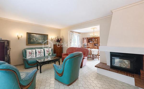 Vous recherchez un bien de qualité et volume généreux? Cette propriété saura vous séduire.
Elle offre une belle pièce de vie avec cheminée, cuisine aménagée/équipée lumineuse,  5 chambres, une lingerie, une belle véranda, une salle d'eau, une salle de bain, un grenier aménageable offrant un espace de rangement.
Le garage est entièrement carrelé avec porte motorisé pouvant accueillir deux véhicules.
Très bonne isolation ainsi que ses menuiserie en double vitrage.

Edifiée, sur un terrain agréable, cette maison bénéficie d'un accès PMR.
Toiture récente restaurée en très bien entretenue comme la totalité du bien.

Les prestations sont de qualité, finitions soignées, aucun travaux à prévoir mis à part du rafraîchissement.

A découvrir très rapidement!